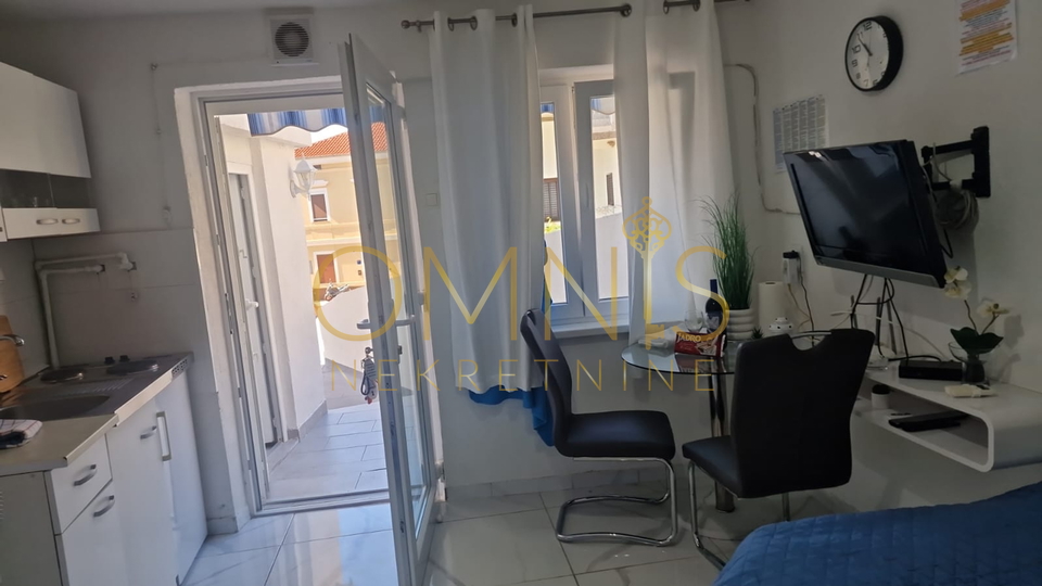 NOVOUREĐENA KUĆA SA STUDIO APARTMANOM U CENTRU CRIKVENICE