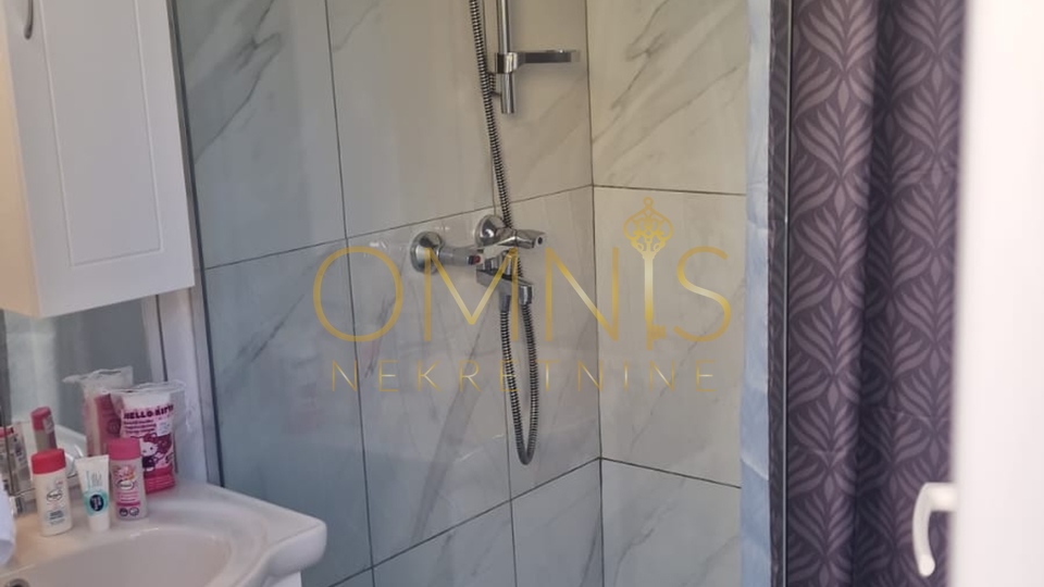 NOVOUREĐENA KUĆA SA STUDIO APARTMANOM U CENTRU CRIKVENICE