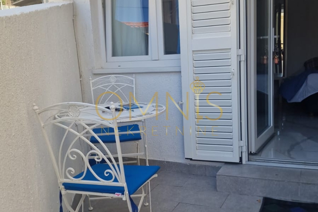NOVOUREĐENA KUĆA SA STUDIO APARTMANOM U CENTRU CRIKVENICE
