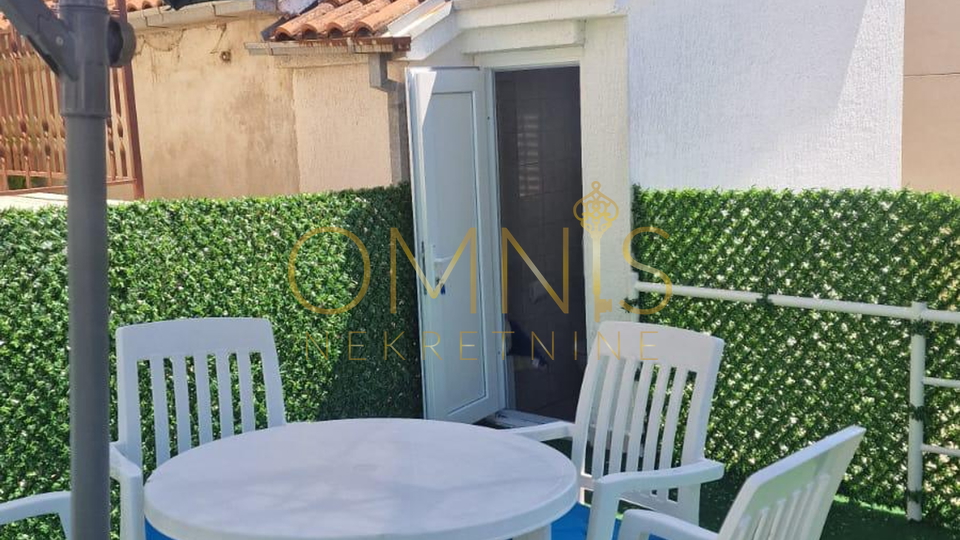 NOVOUREĐENA KUĆA SA STUDIO APARTMANOM U CENTRU CRIKVENICE