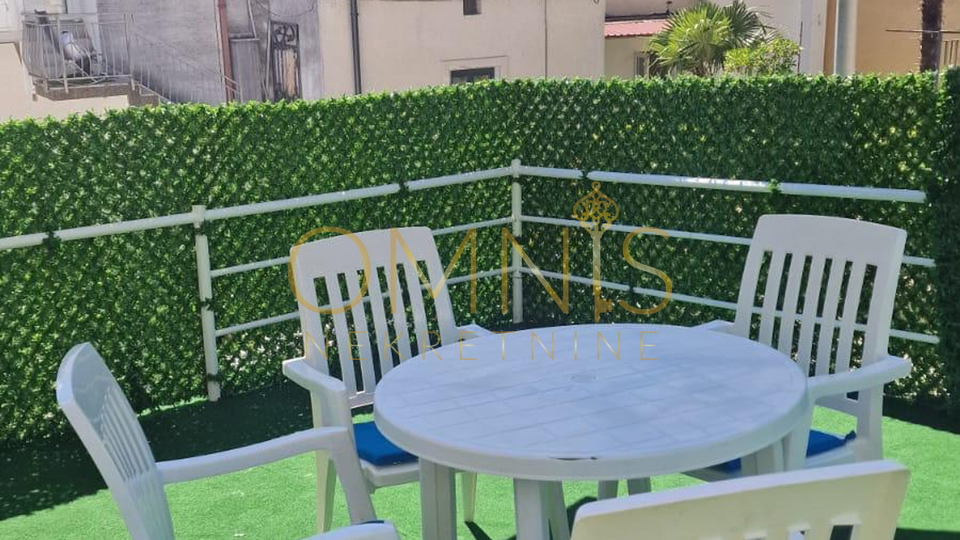 NOVOUREĐENA KUĆA SA STUDIO APARTMANOM U CENTRU CRIKVENICE