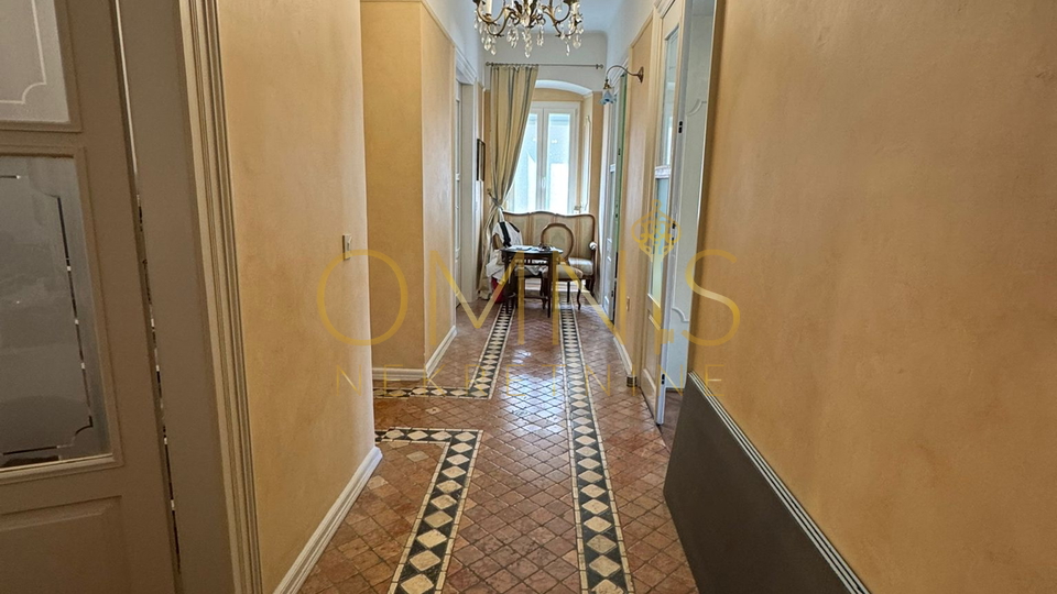 RIJEKA, CENTAR – Prostran gospodski stan od 156 m² s povijesnim šarmom