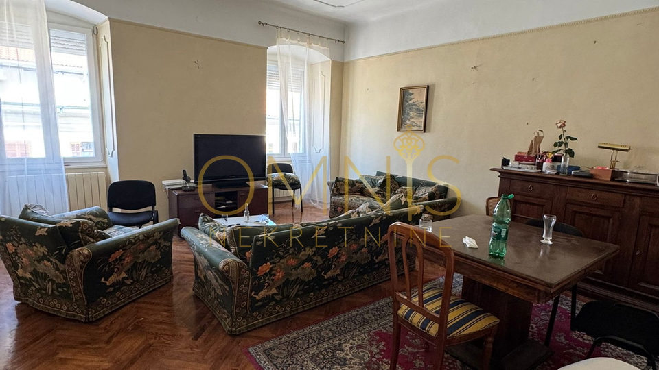 RIJEKA, CENTAR – Prostran gospodski stan od 156 m² s povijesnim šarmom