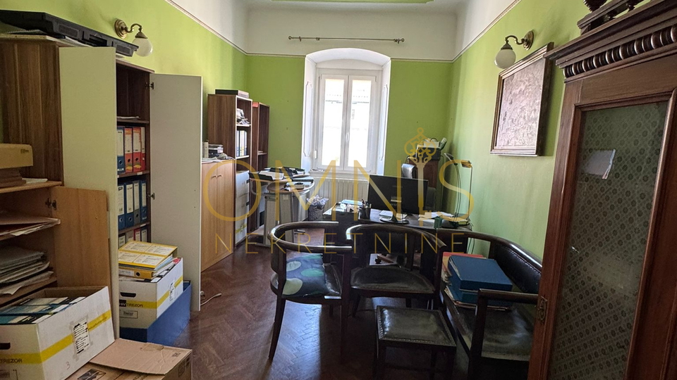 RIJEKA, CENTAR – Prostran gospodski stan od 156 m² s povijesnim šarmom