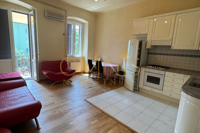 STAN U CENTRU RIJEKE, BALKON, 72 M²