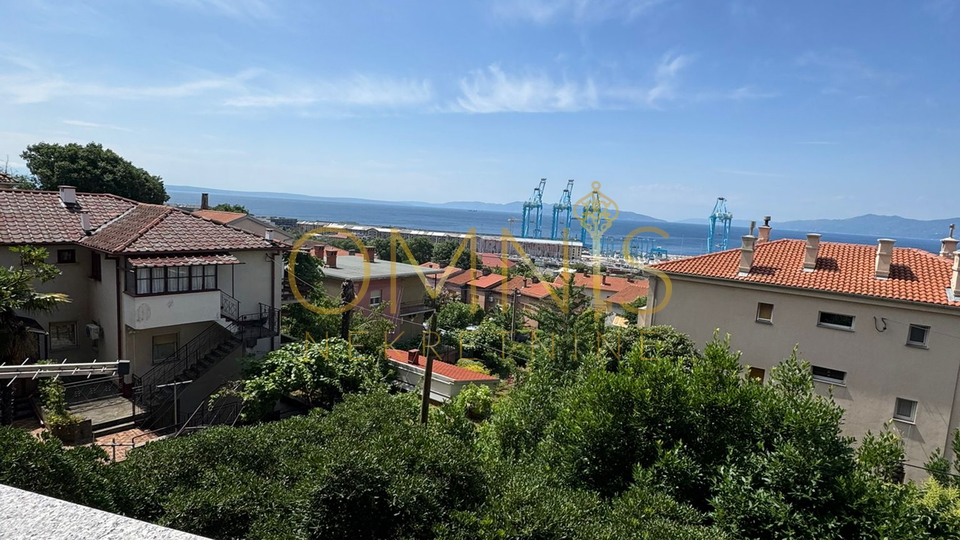 RIJEKA, PODMURVICE – Trosoban stan s balkonom i pogledom na more, 68 m²
