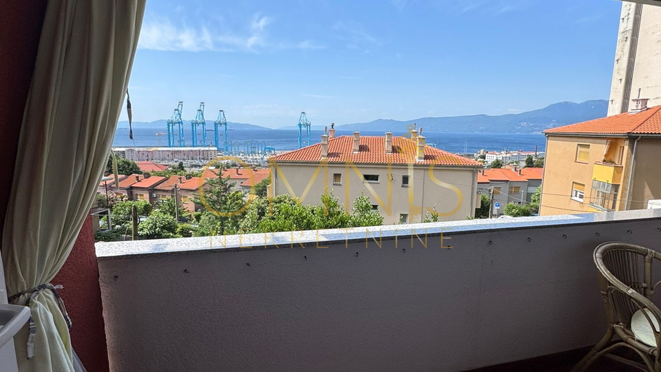 RIJEKA, PODMURVICE – Trosoban stan s balkonom i pogledom na more, 68 m²