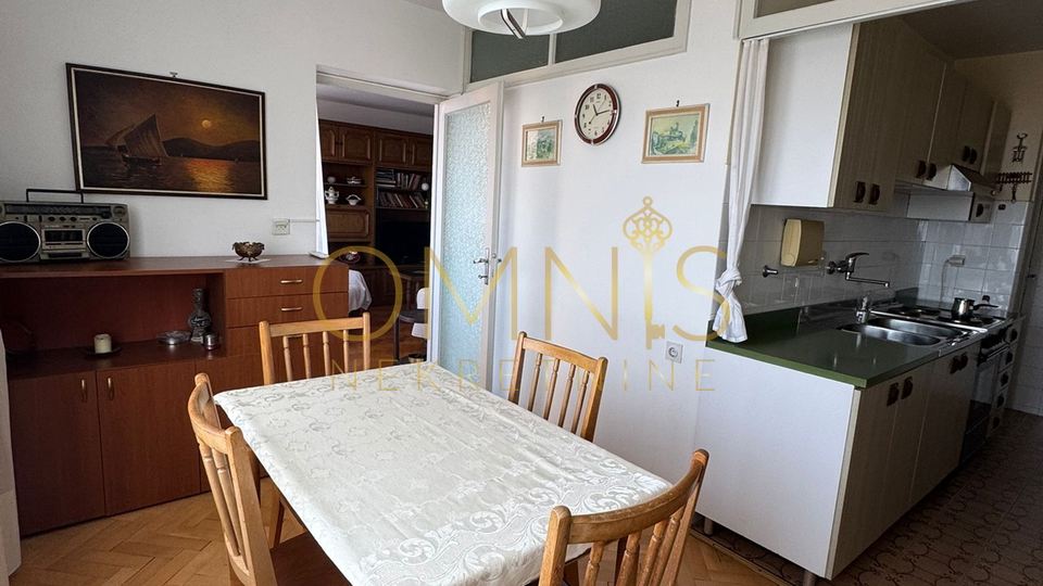 RIJEKA, PODMURVICE – Trosoban stan s balkonom i pogledom na more, 68 m²