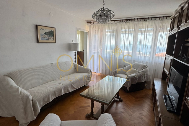 RIJEKA, PODMURVICE – Trosoban stan s balkonom i pogledom na more, 68 m²