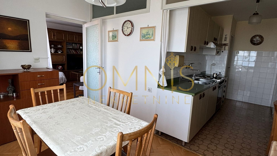 RIJEKA, PODMURVICE – Trosoban stan s balkonom i pogledom na more, 68 m²