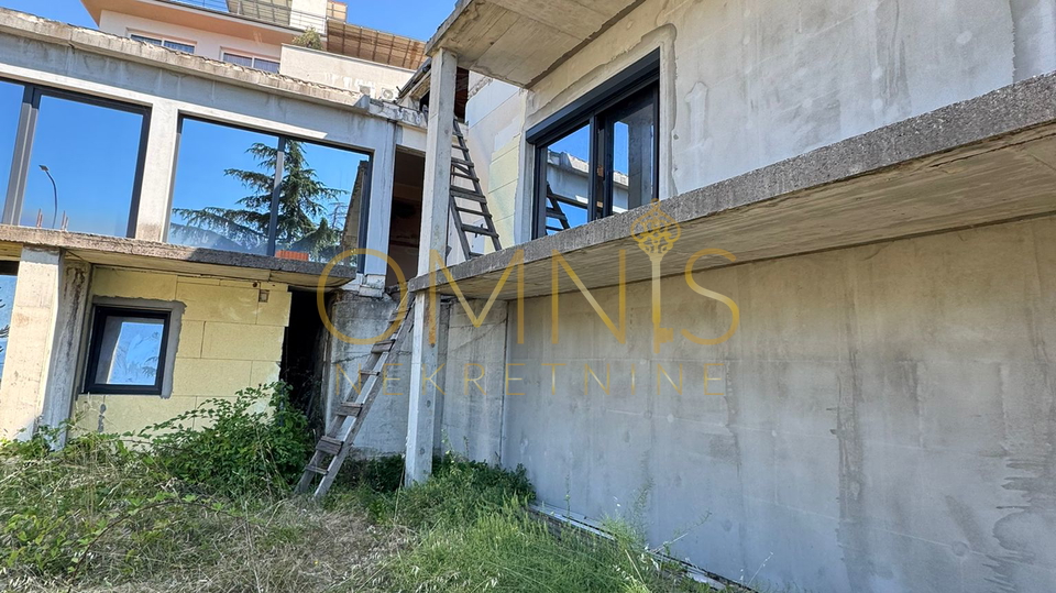 Opatija centar – samostojeća kuća 380 m², 3 stana, bazen, panoramski pogled na more