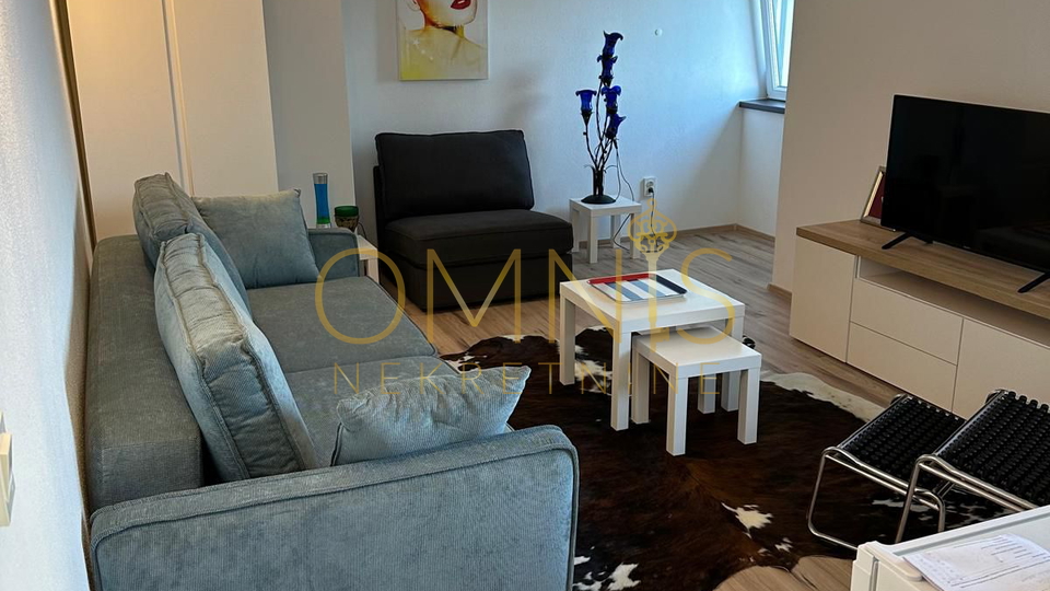 Prodaje se trosoban stan prvi red do mora – Rijeka, 110 m²