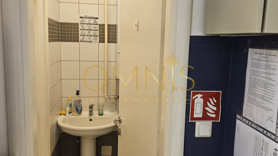 Škurinje – Poslovni prostor s dva parkirna mjesta, 83 m²