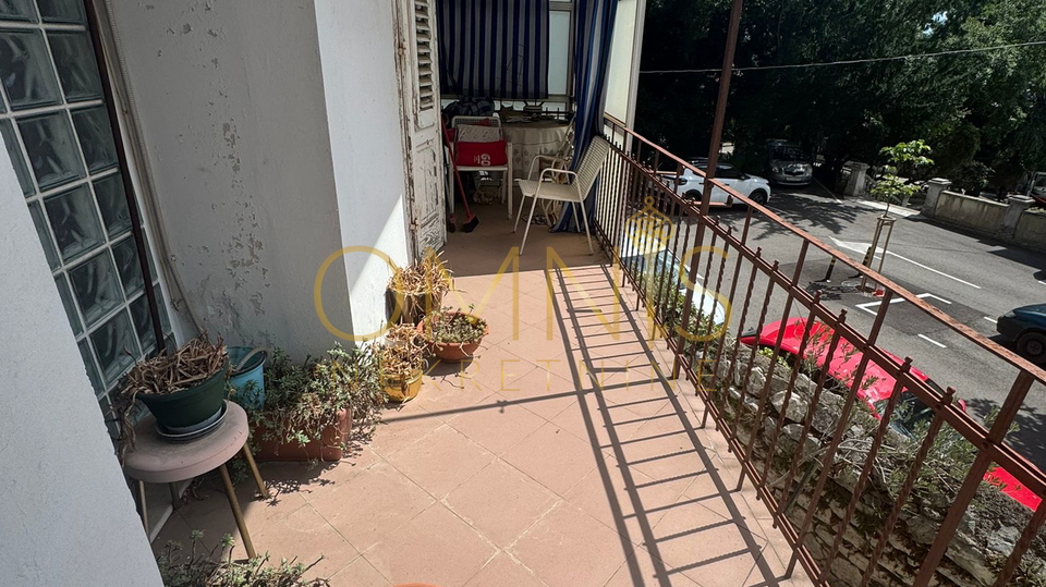 Trosobni stan na Belvederu, 90 m² – visoko prizemlje s balkonom