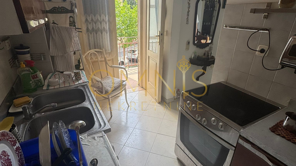 Trosobni stan na Belvederu, 90 m² – visoko prizemlje s balkonom