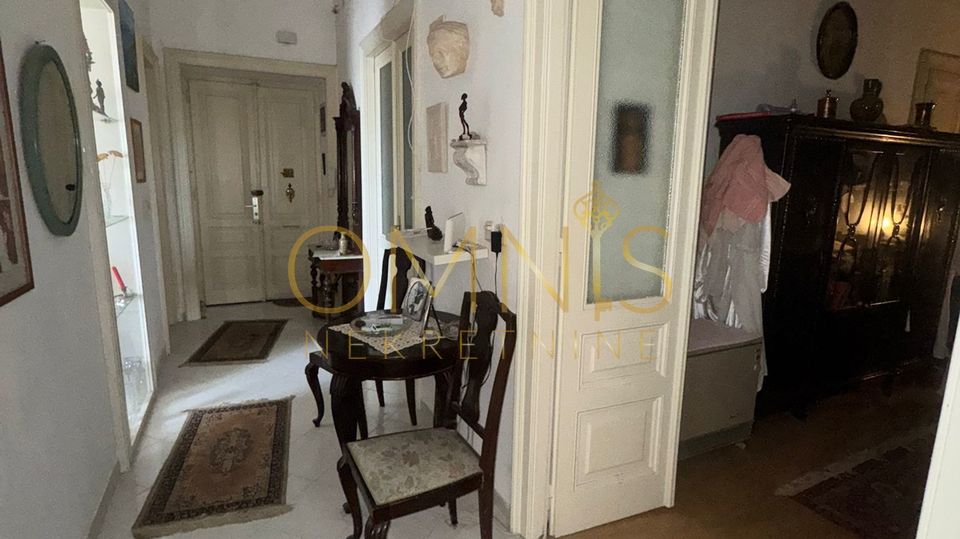 Trosobni stan na Belvederu, 90 m² – visoko prizemlje s balkonom