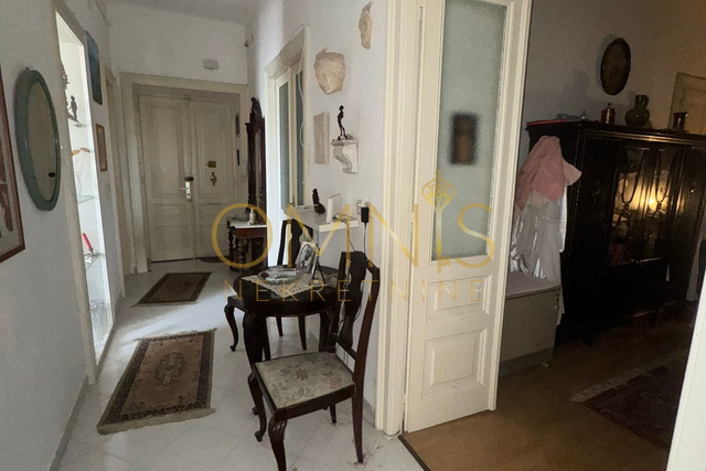 Trosobni stan na Belvederu, 90 m² – visoko prizemlje s balkonom