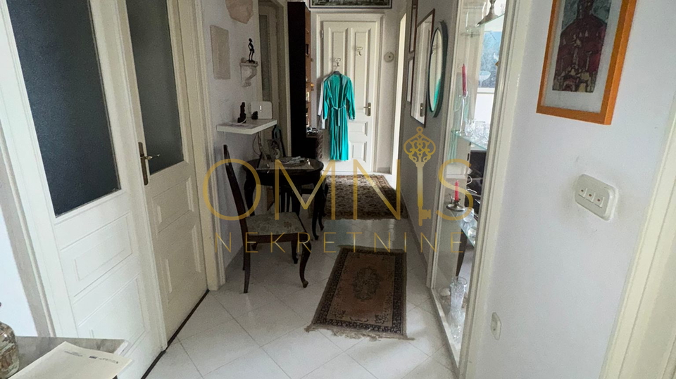 Trosobni stan na Belvederu, 90 m² – visoko prizemlje s balkonom