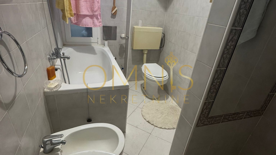 Trosobni stan na Belvederu, 90 m² – visoko prizemlje s balkonom