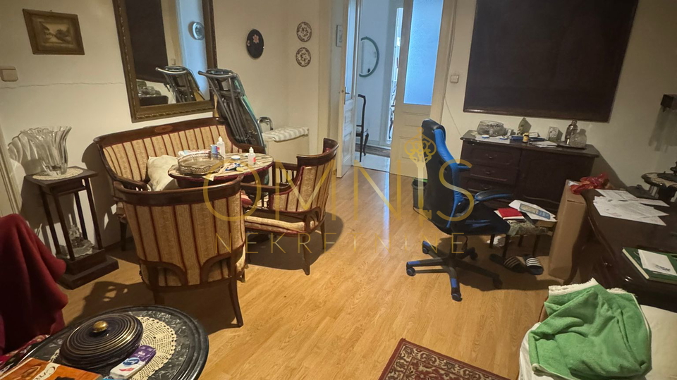 Trosobni stan na Belvederu, 90 m² – visoko prizemlje s balkonom