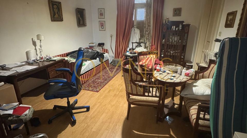 Trosobni stan na Belvederu, 90 m² – visoko prizemlje s balkonom