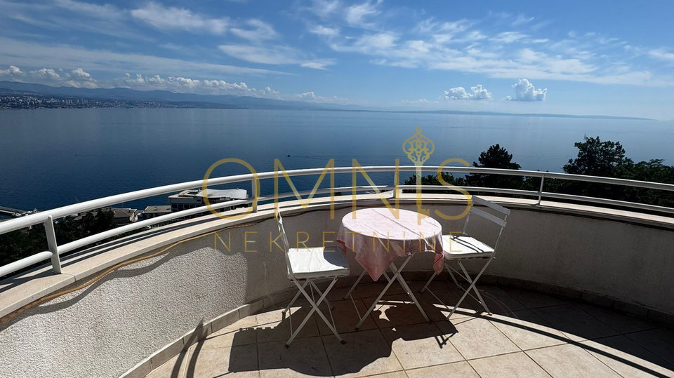OPATIJA - Kuća s tri prostrana stana i panoramskim pogledom na more