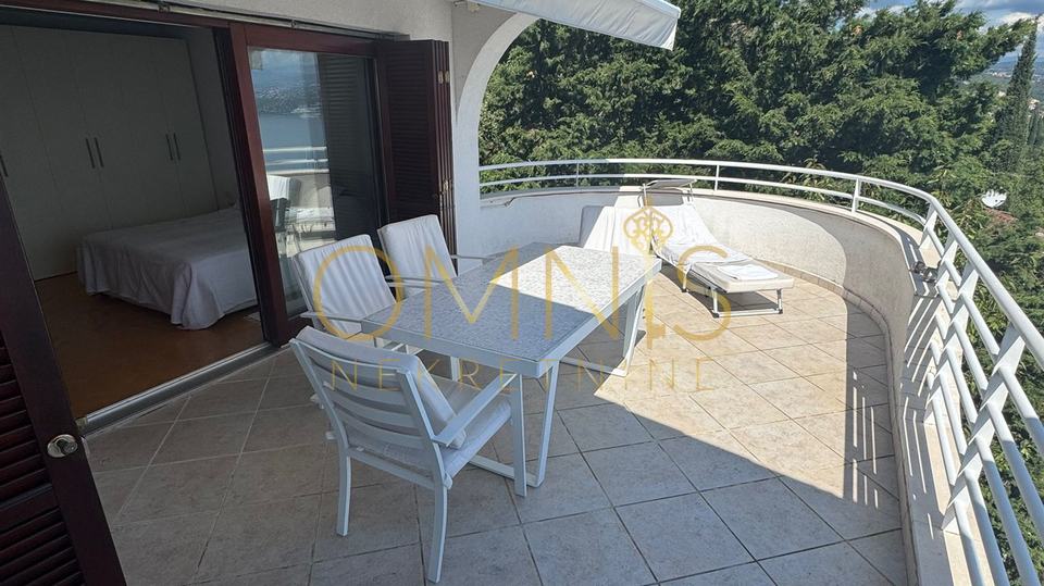 OPATIJA - Kuća s tri prostrana stana i panoramskim pogledom na more