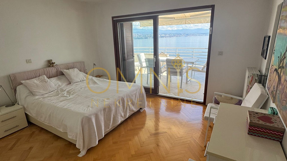 OPATIJA - Kuća s tri prostrana stana i panoramskim pogledom na more