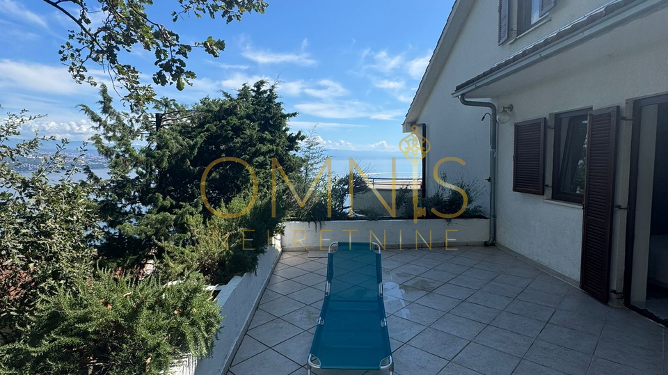 OPATIJA - Kuća s tri prostrana stana i panoramskim pogledom na more