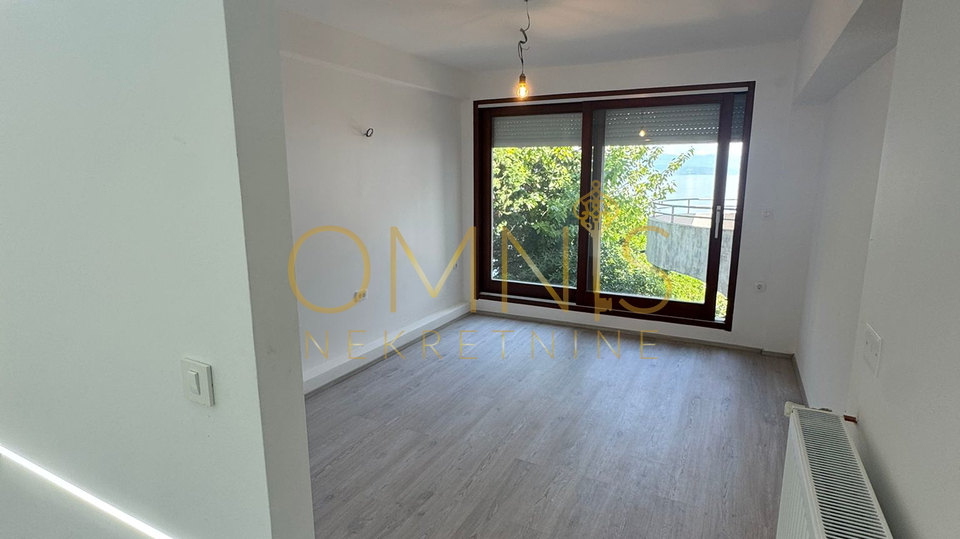 OPATIJA - Kuća s tri prostrana stana i panoramskim pogledom na more