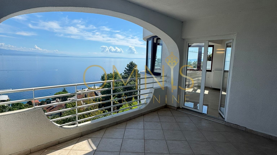 OPATIJA - Kuća s tri prostrana stana i panoramskim pogledom na more