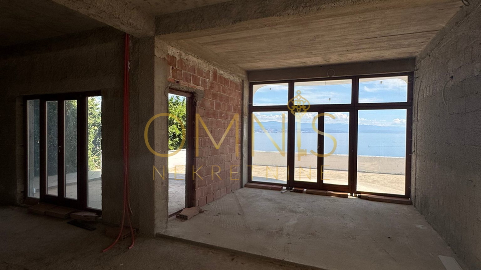 OPATIJA - Kuća s tri prostrana stana i panoramskim pogledom na more
