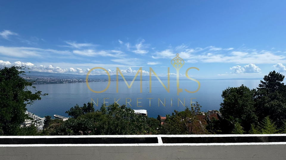 OPATIJA - Kuća s tri prostrana stana i panoramskim pogledom na more
