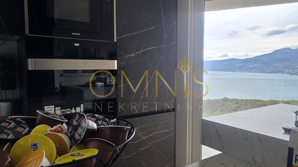 Stan u novogradnji s panoramskim pogledom na more, NA PRODAJU!!