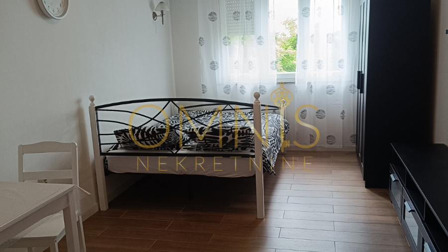 Garsonjera za najam, Zamet
