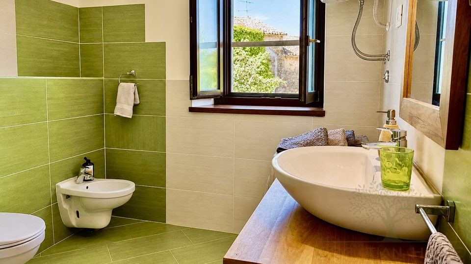 ISTRISCHES STEINHAUS MIT POOL UND GARTEN