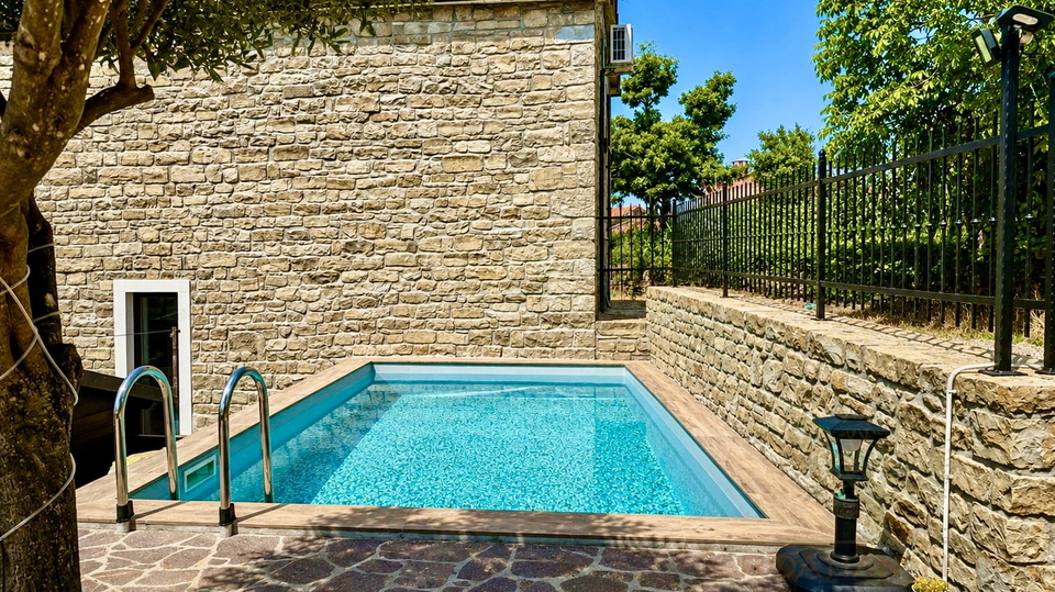 ISTRISCHES STEINHAUS MIT POOL UND GARTEN