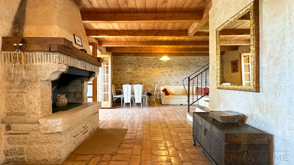 Mediterranes sch&ouml;nnes End -Steinreihenhaus in einem idylischen istrischen Dorf