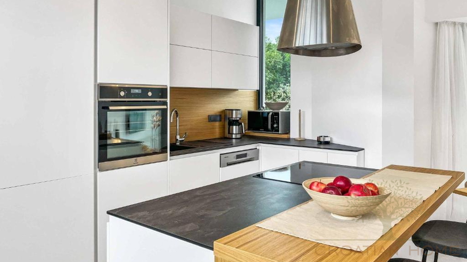 Villa mit Keller und 50 m2 beheiztem Pool am Rande einer gr&ouml;sseren istrischen Ortschaft