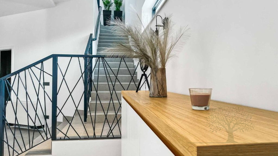Villa mit Keller und 50 m2 beheiztem Pool am Rande einer gr&ouml;sseren istrischen Ortschaft