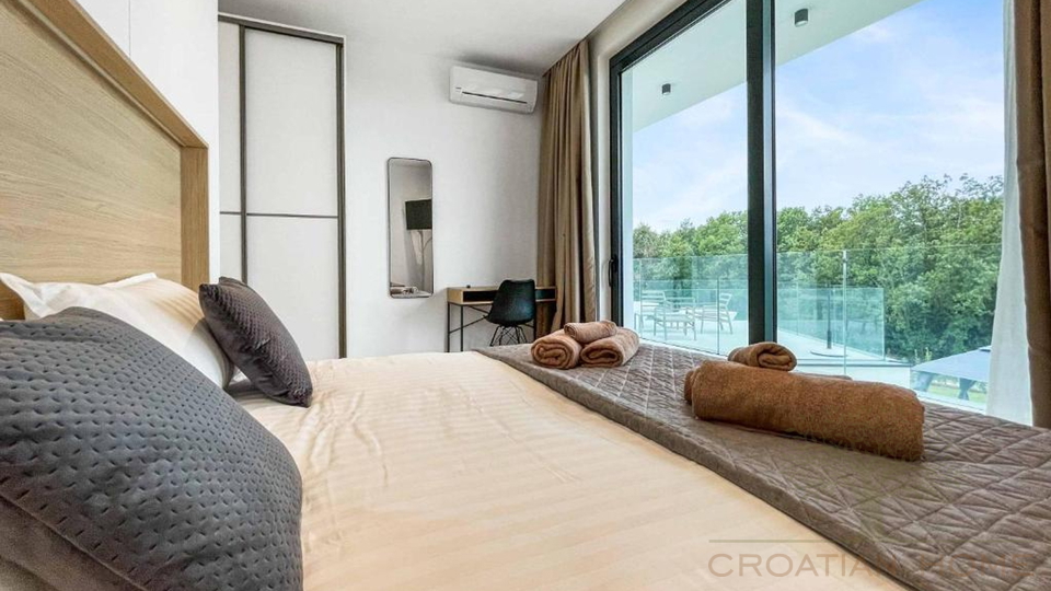Villa mit Keller und 50 m2 beheiztem Pool am Rande einer gr&ouml;sseren istrischen Ortschaft