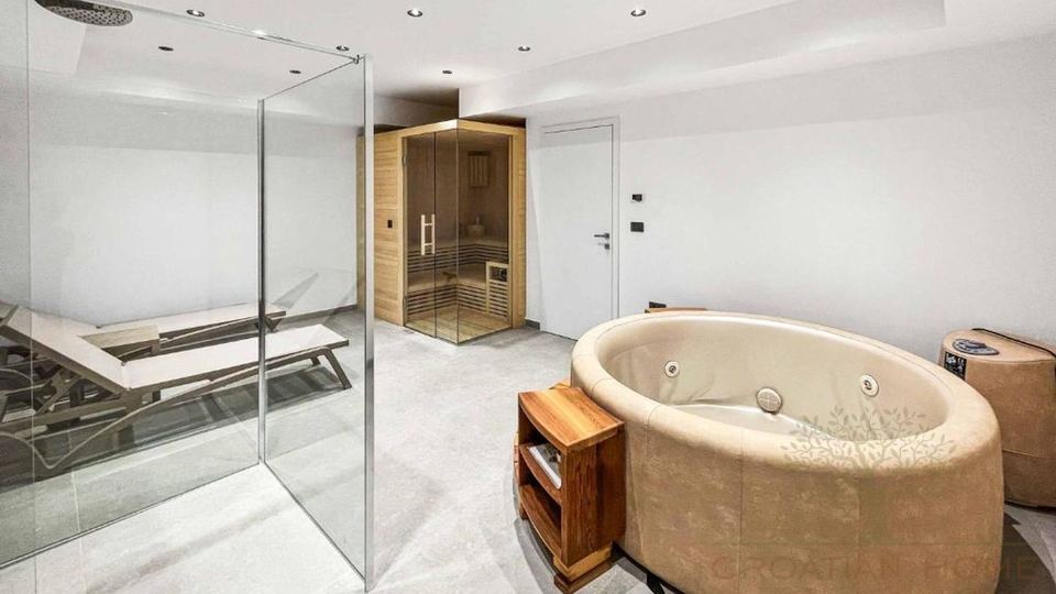 Villa mit Keller und 50 m2 beheiztem Pool am Rande einer gr&ouml;sseren istrischen Ortschaft