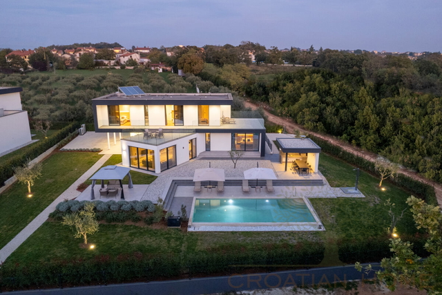 Villa mit Keller und 50 m2 beheiztem Pool am Rande einer grösseren istrischen Ortschaft