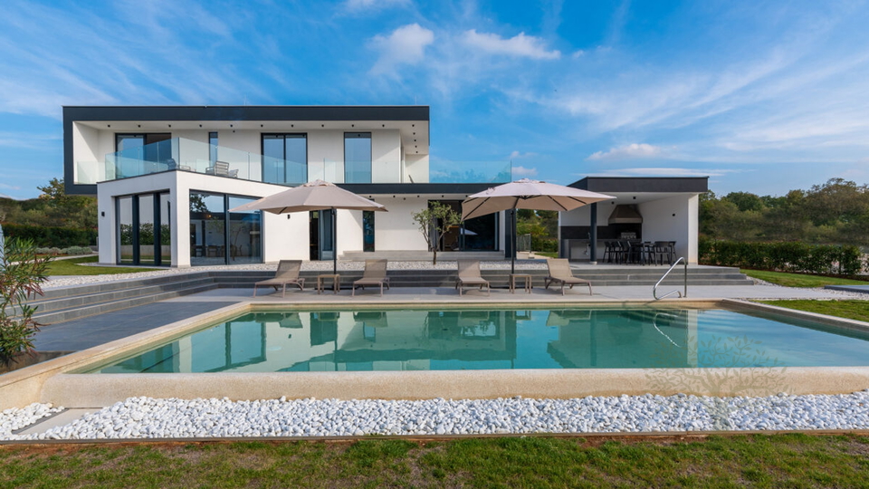 Villa mit Keller und 50 m2 beheiztem Pool am Rande einer gr&ouml;sseren istrischen Ortschaft