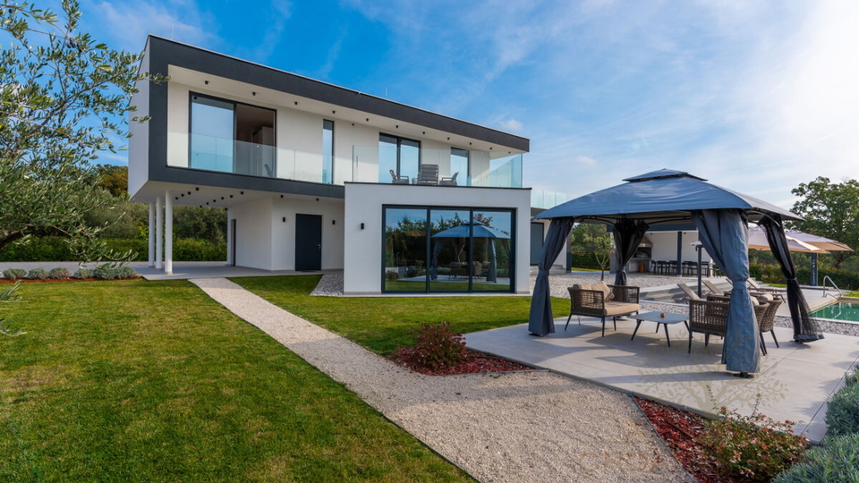 Villa mit Keller und 50 m2 beheiztem Pool am Rande einer gr&ouml;sseren istrischen Ortschaft