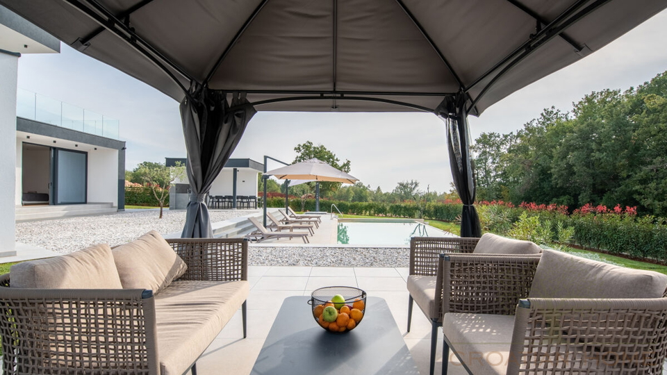 Villa mit Keller und 50 m2 beheiztem Pool am Rande einer gr&ouml;sseren istrischen Ortschaft