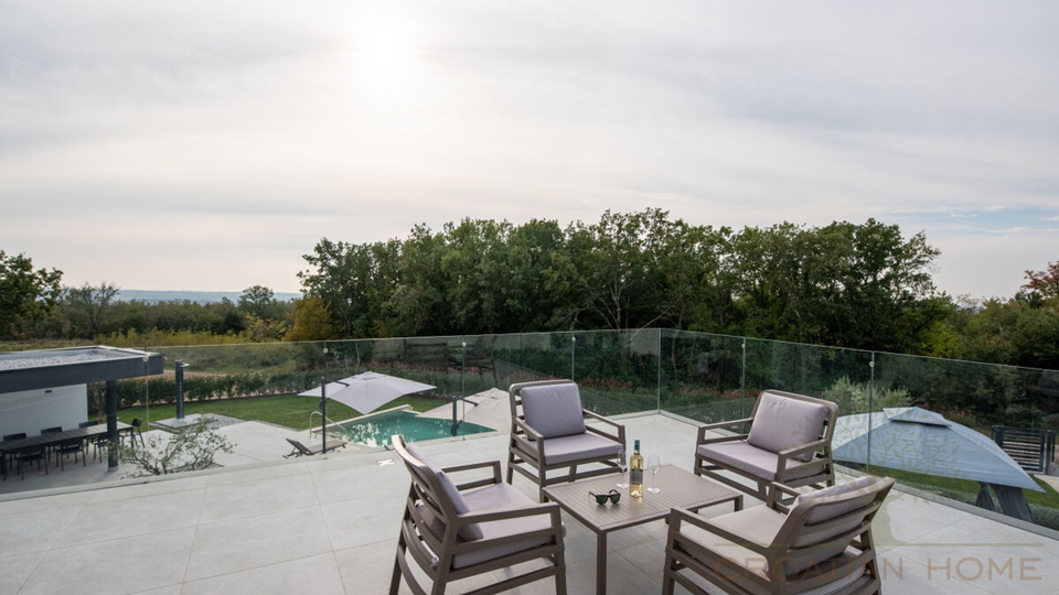 Villa mit Keller und 50 m2 beheiztem Pool am Rande einer gr&ouml;sseren istrischen Ortschaft