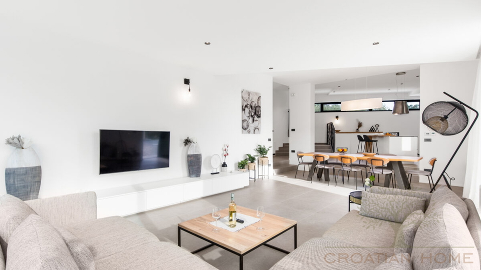 Villa mit Keller und 50 m2 beheiztem Pool am Rande einer gr&ouml;sseren istrischen Ortschaft