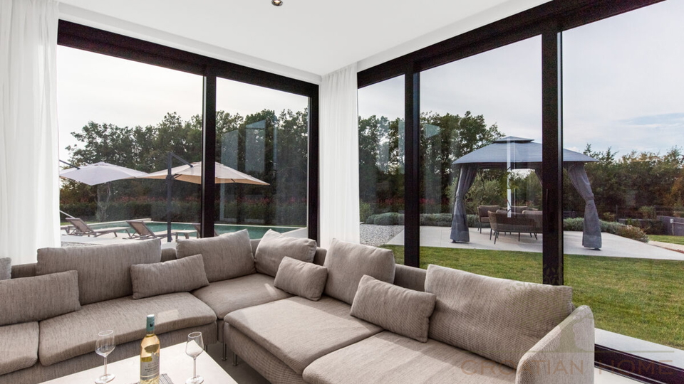 Villa mit Keller und 50 m2 beheiztem Pool am Rande einer gr&ouml;sseren istrischen Ortschaft