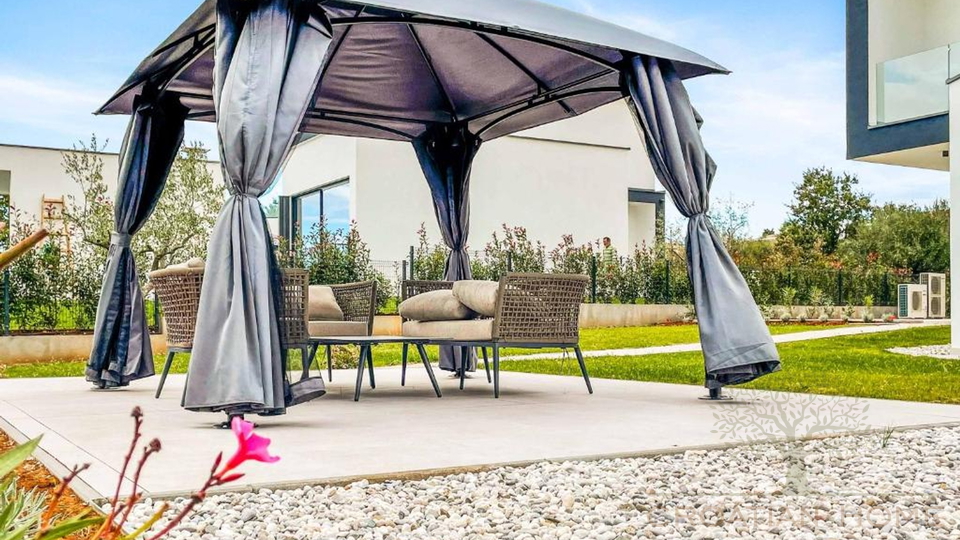 Villa mit Keller und 50 m2 beheiztem Pool am Rande einer gr&ouml;sseren istrischen Ortschaft